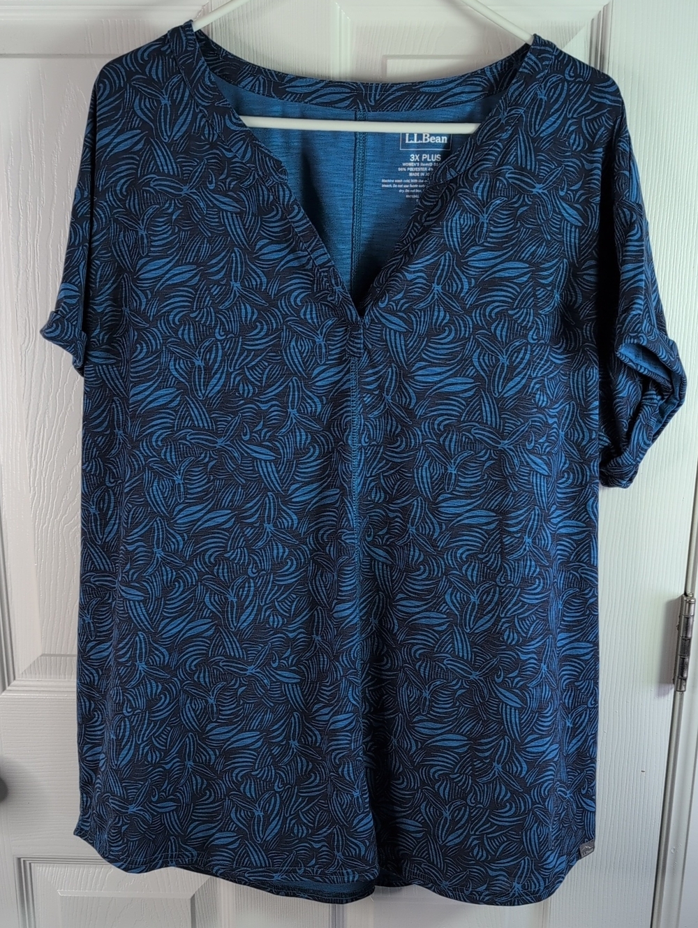 L.L. Bean Blue Navy Leaf-Print Short Sleeve V-Neck Tee Size 3X